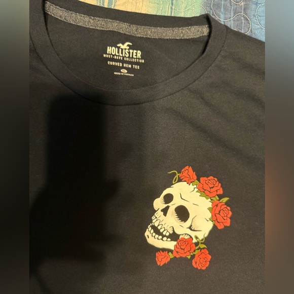 Men’s Hollister curved hem tee with skull and rose design - Picture 3 of 3